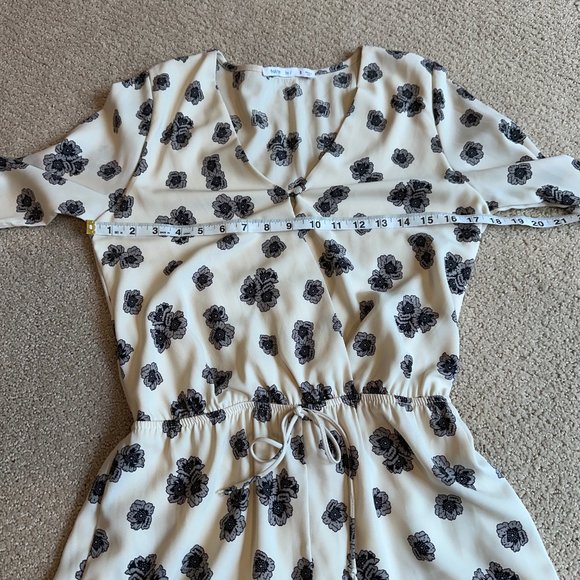 Fraiche by J Romper Surplice Wrap Top Cream Gray Floral Boho Long Sleeves SMALL - Picture 5 of 11